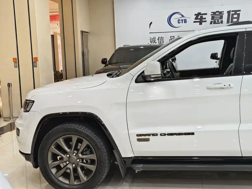 Jeep Grand Cherokee 2017 — фото 16