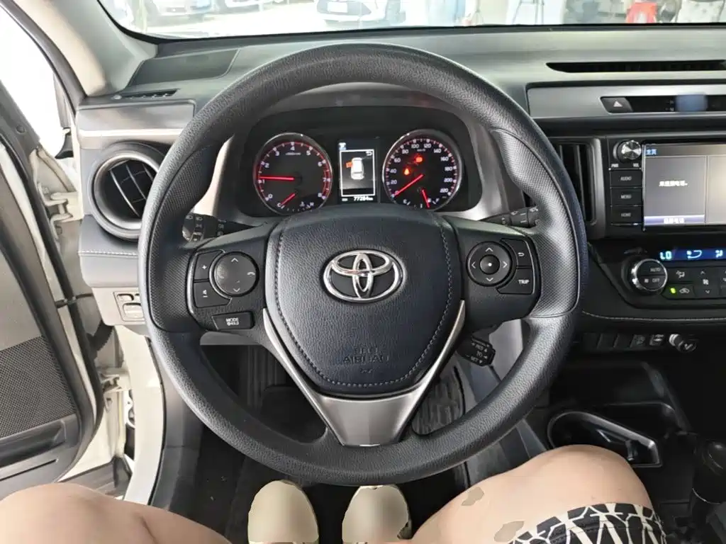 Toyota RAV4 2019 — фото 11