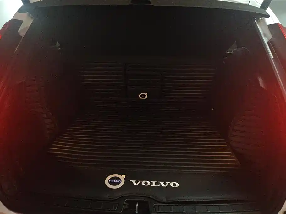 Volvo XC40 2023 — фото 4