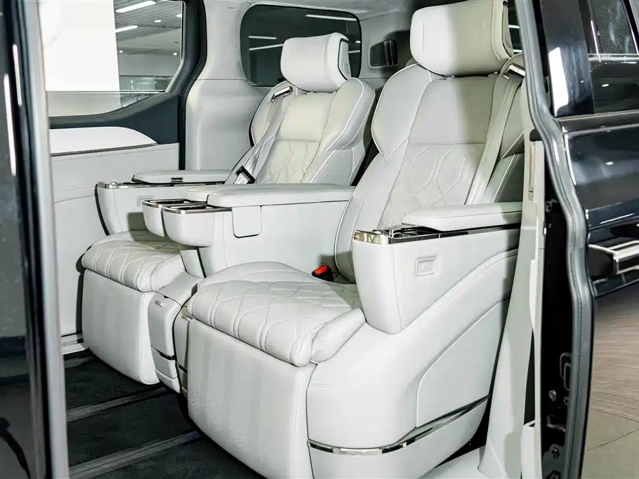 Volvo EM90 2025 — фото 20