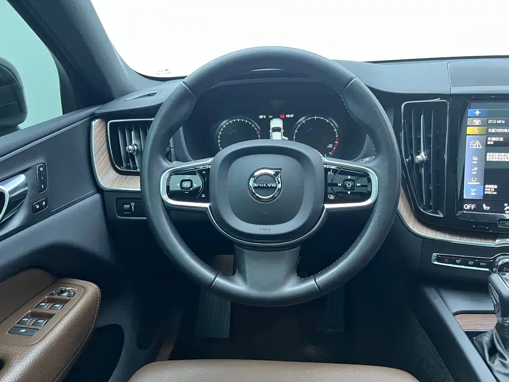 Volvo XC60 2021 — фото 13