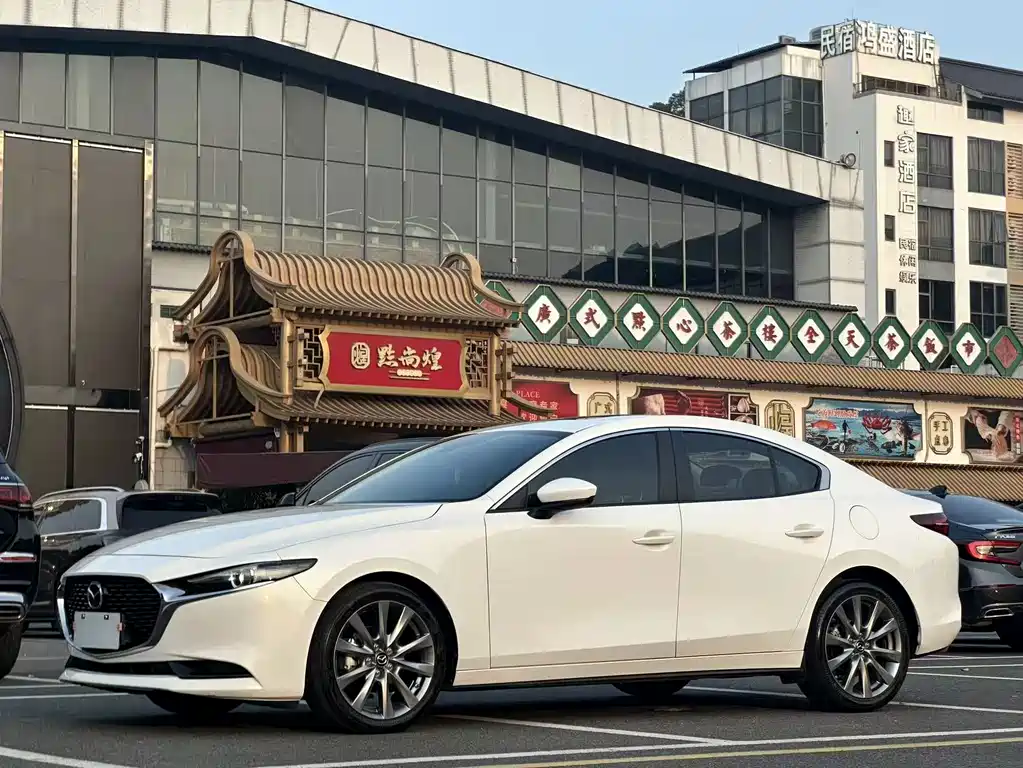 Mazda 3 Axela 2022 — фото 1