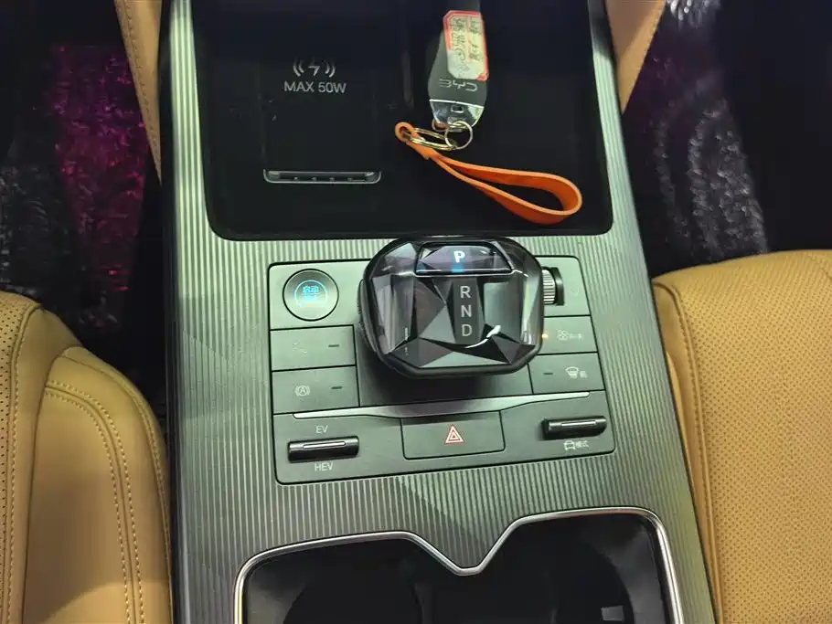 BYD L DM-i 2025 — фото 16