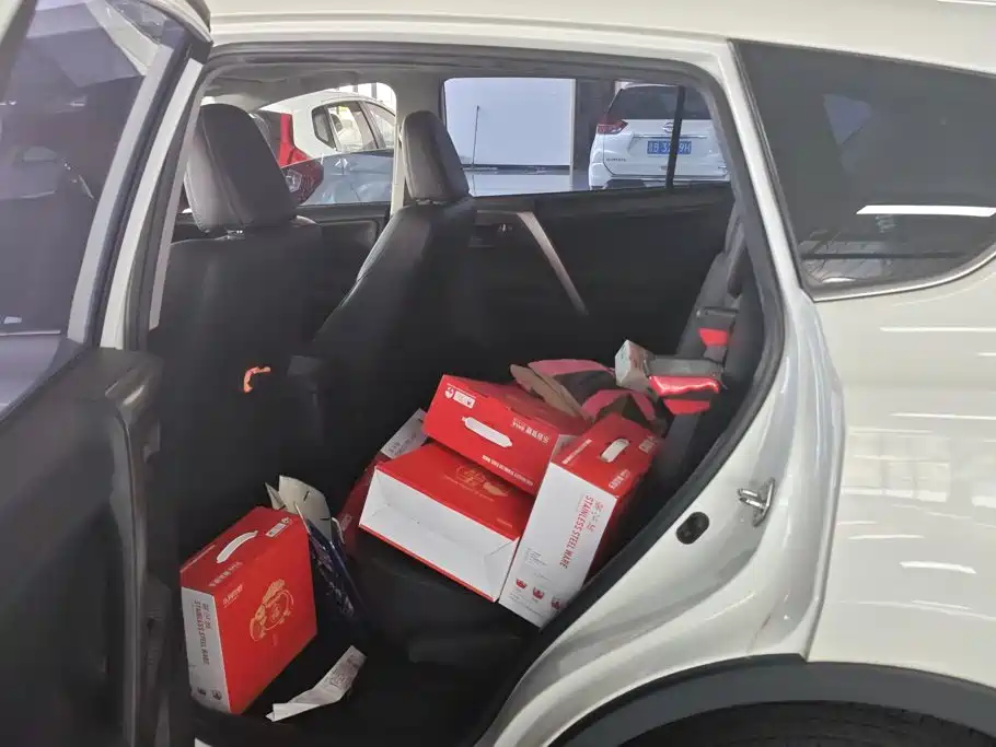 Toyota RAV4 2015 — фото 11
