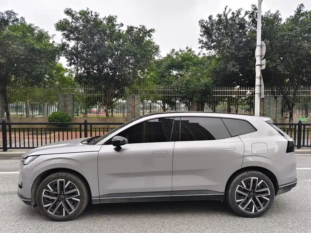 Volvo XC70 PHEV 2025