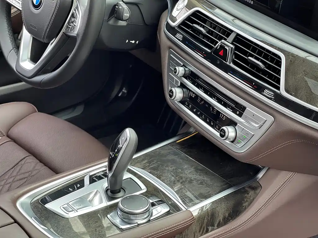 BMW 7 Series 2017 — фото 13