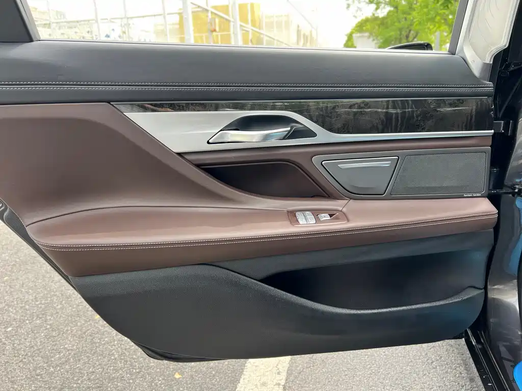 BMW 7 Series 2017 — фото 18