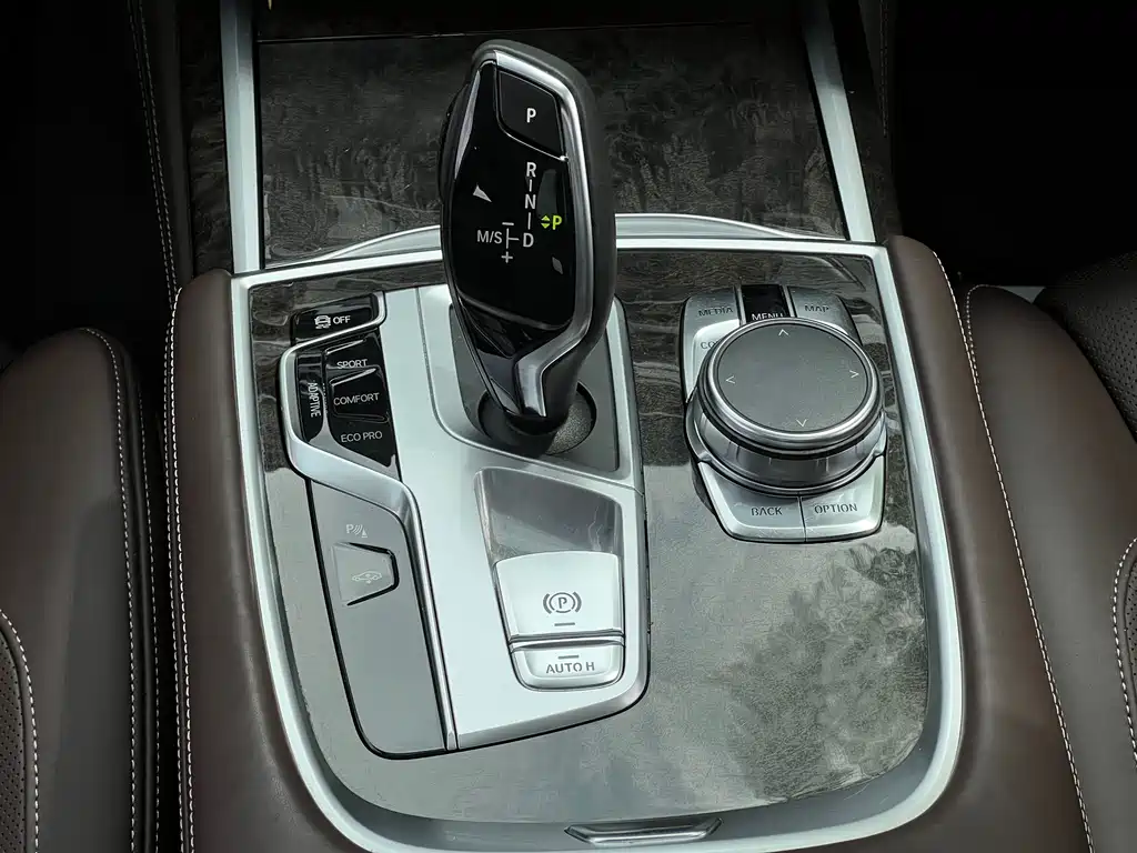 BMW 7 Series 2017 — фото 22