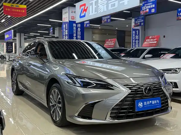 Lexus ES 2025