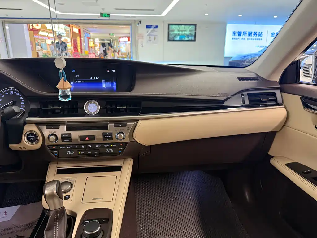 Lexus ES 2016 — фото 16