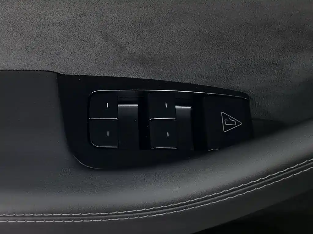 Tesla Model Y L 2025 — фото 9