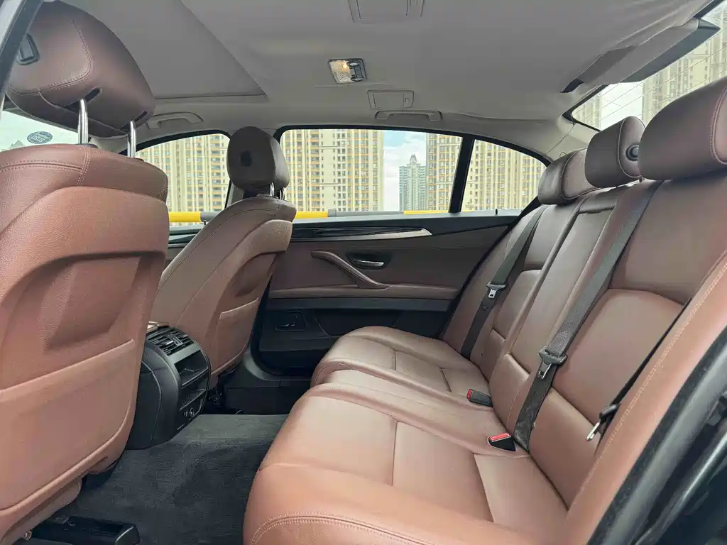 BMW 5 Series 2017 — фото 14