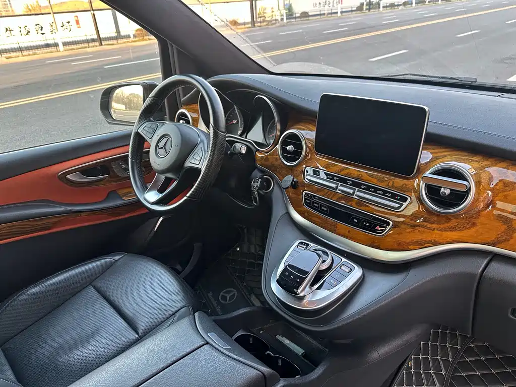 Mercedes-Benz V-Class 2018 — фото 14
