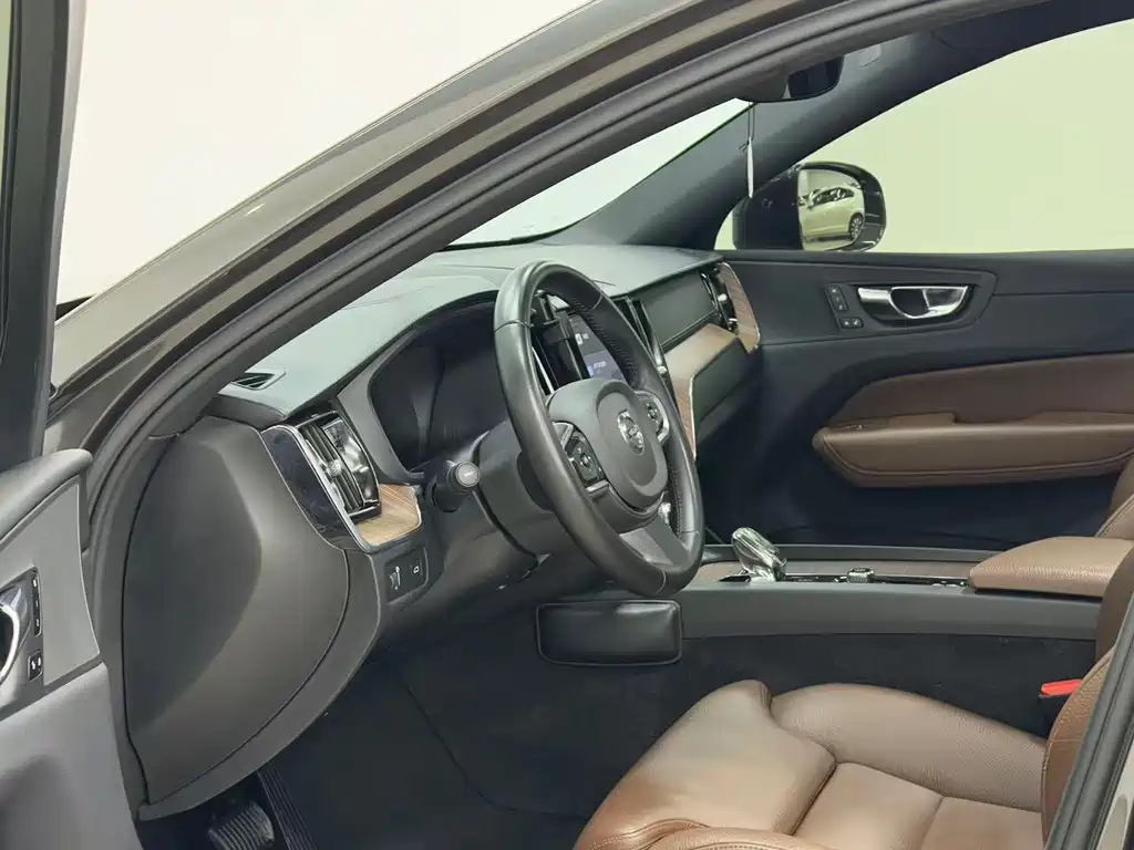 Volvo XC60 2021 — фото 11