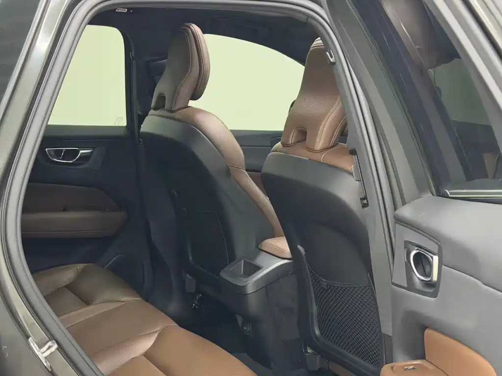 Volvo XC60 2021 — фото 10