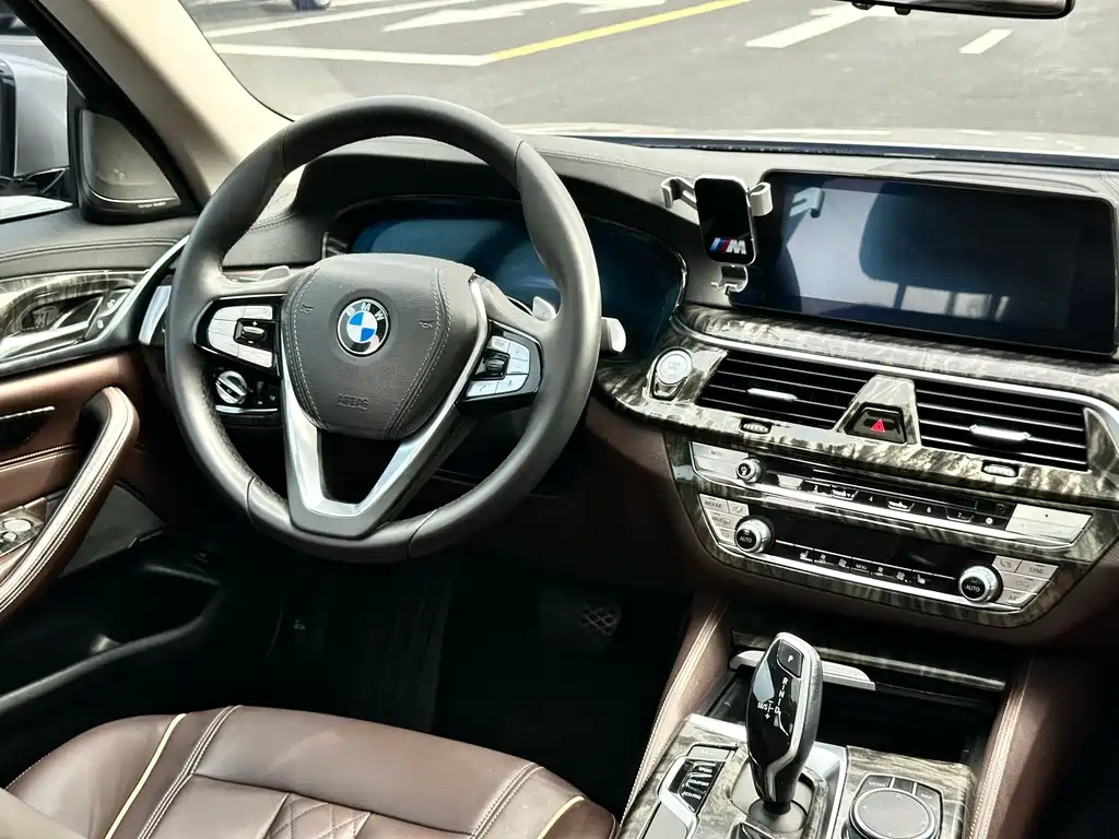 BMW 5 Series 2019 — фото 13