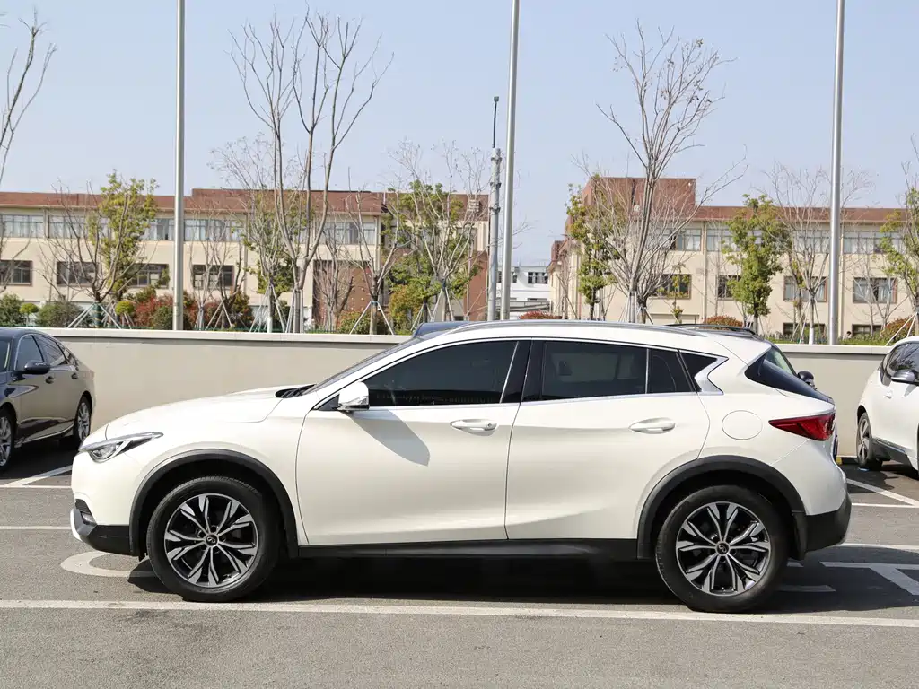 Infiniti QX30 2018 — фото 18