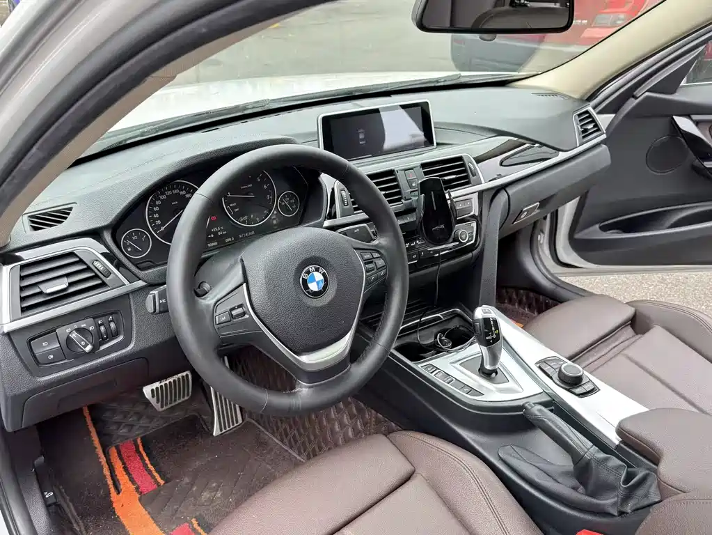 BMW 3 Series 2018 — фото 9