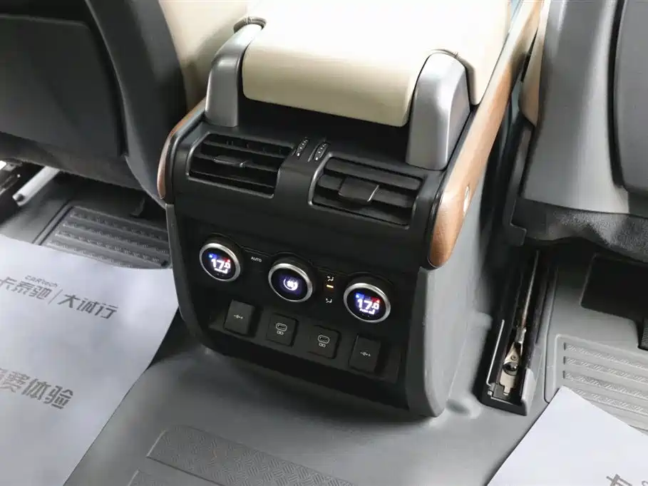 Land Rover Defender 2022 — фото 17
