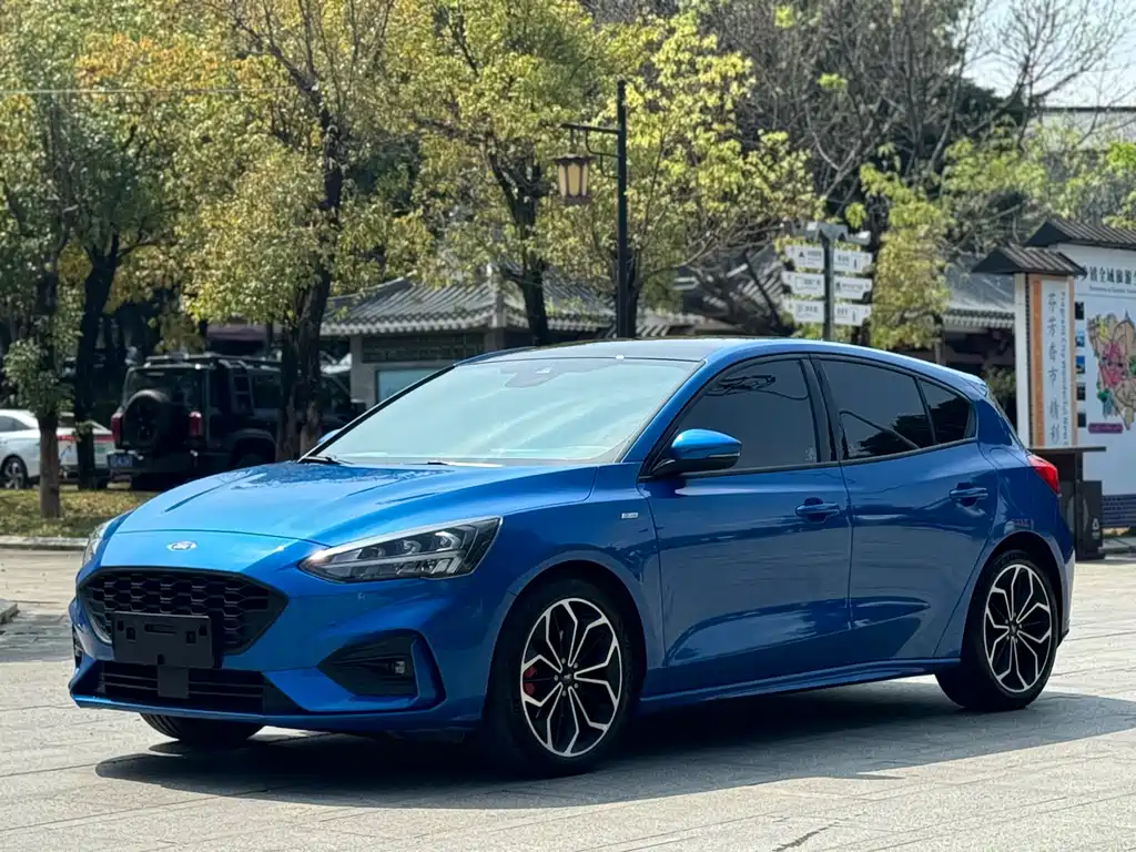 Ford Focus 2021 — фото 1