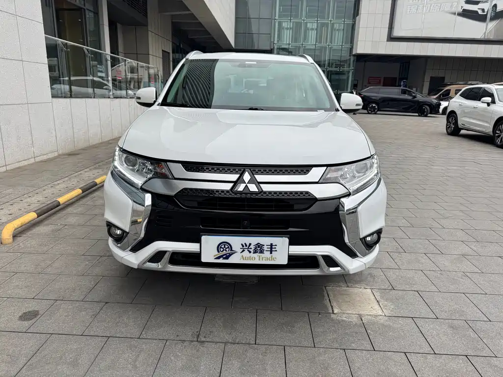 Mitsubishi Outlander 2022 — фото 2