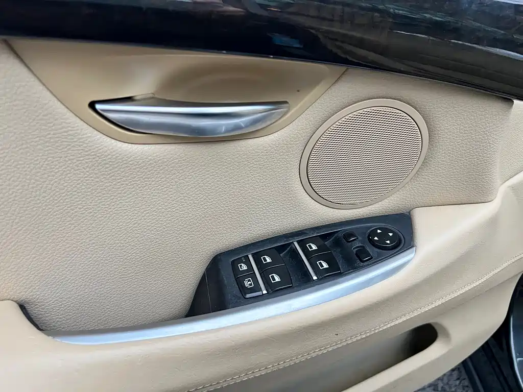 BMW 5 Series GT 2010 — фото 24
