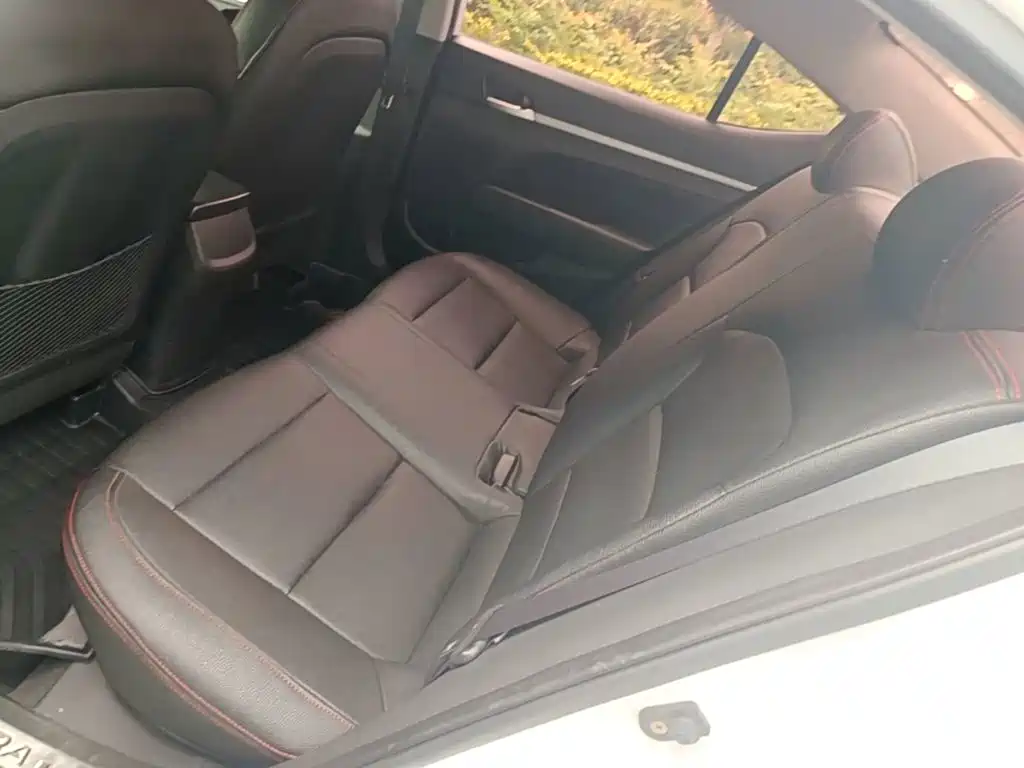 Hyundai Elantra 2016 — фото 17