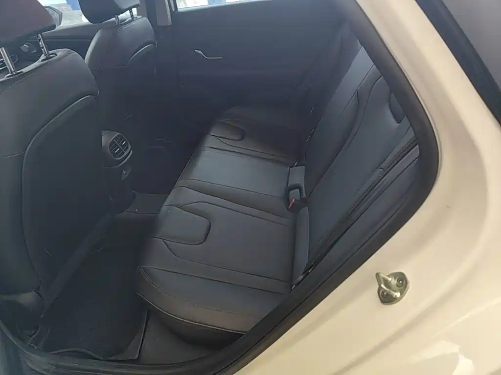 Hyundai Elantra 2023 — фото 17
