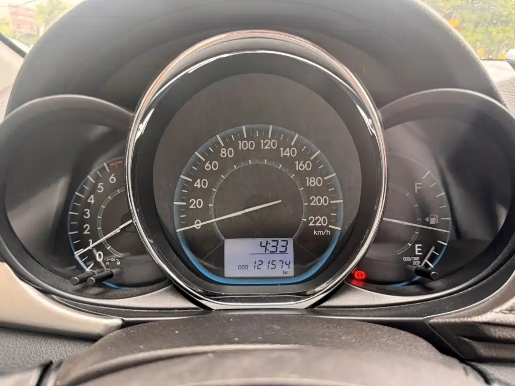 Toyota Vios 2015 — фото 10