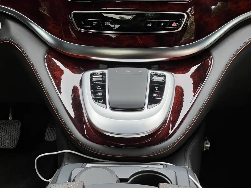 Mercedes-Benz V-Class 2024 — фото 19