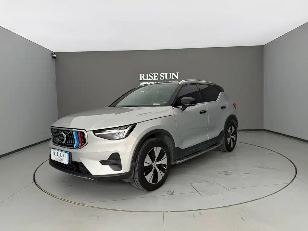 Volvo XC40 2023 — фото 1