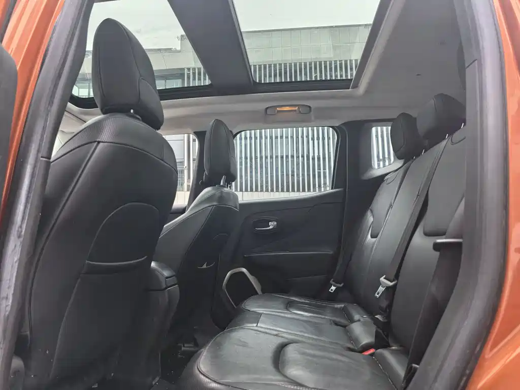 Jeep Renegade 2017 — фото 10