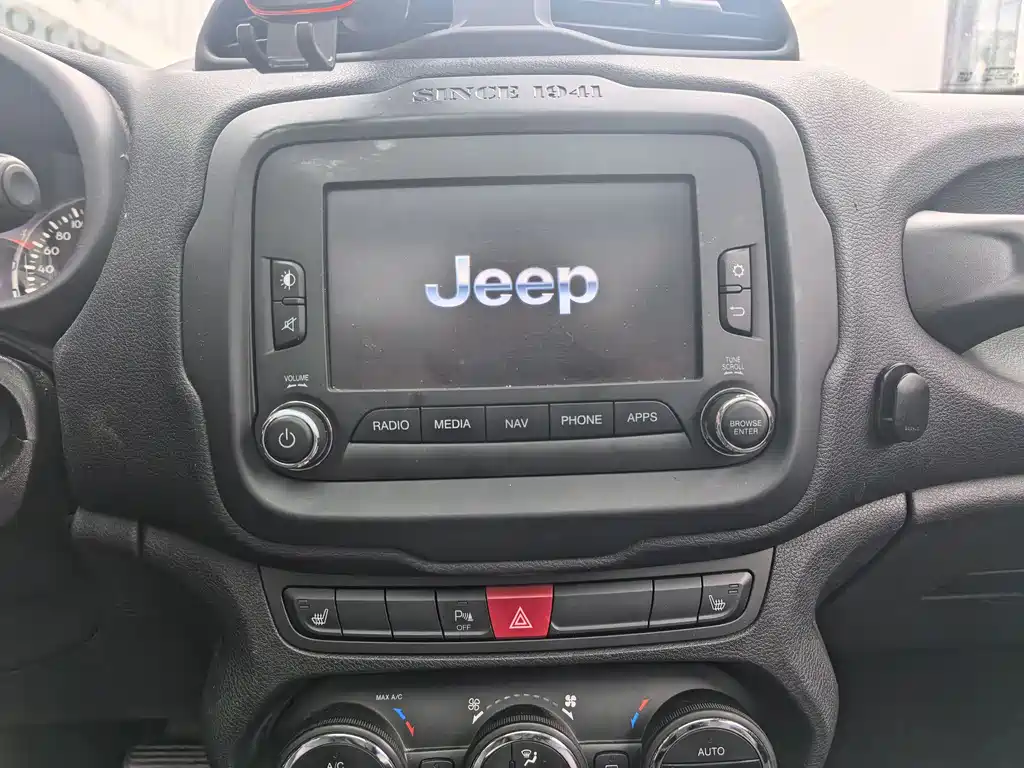 Jeep Renegade 2017 — фото 13