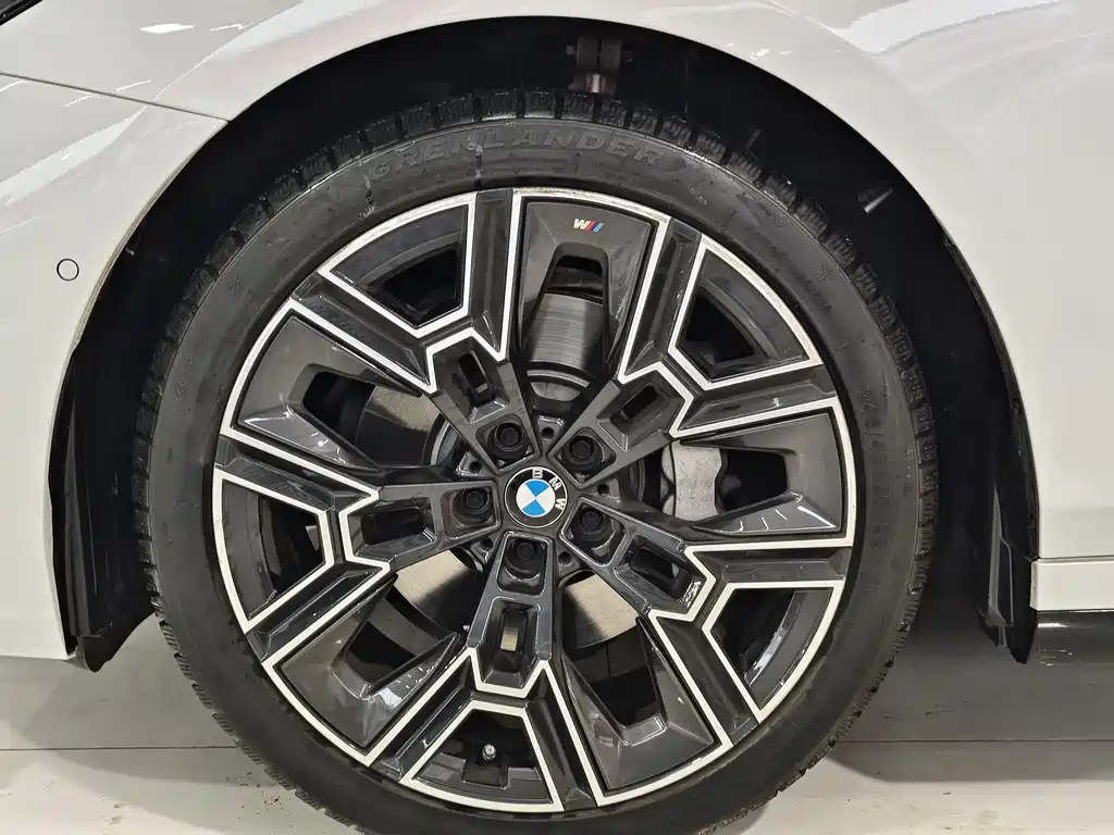 BMW 5 Series 2025 — фото 13
