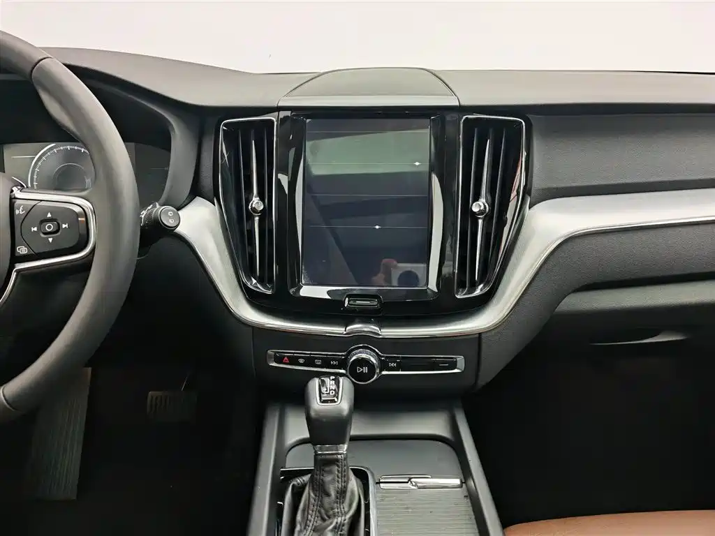 Volvo XC60 2019 — фото 12