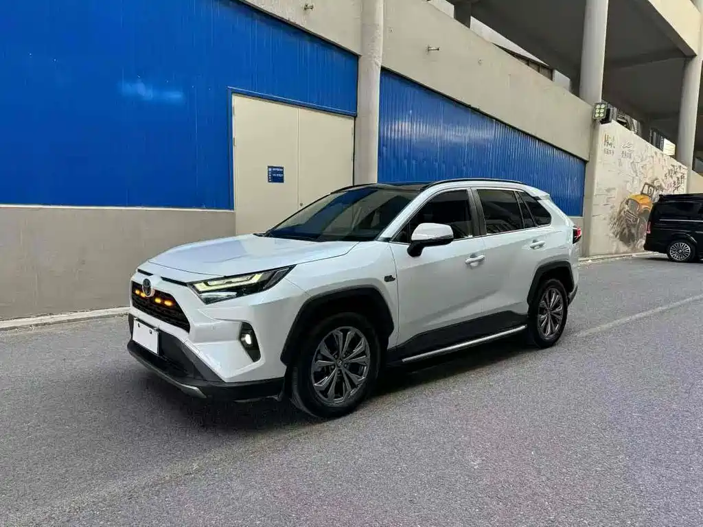 Toyota RAV4 2024 — фото 1
