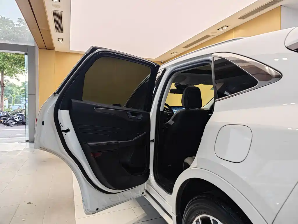Ford Escape 2020 — фото 21
