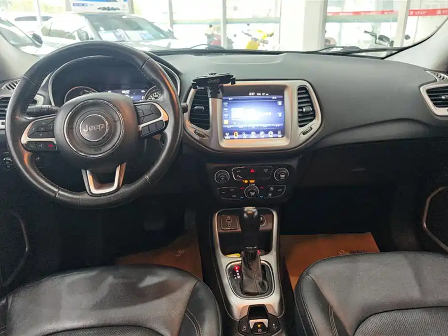 Jeep Compass 2017 — фото 11