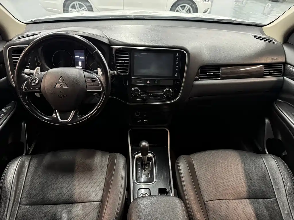 Mitsubishi Outlander 2018 — фото 9