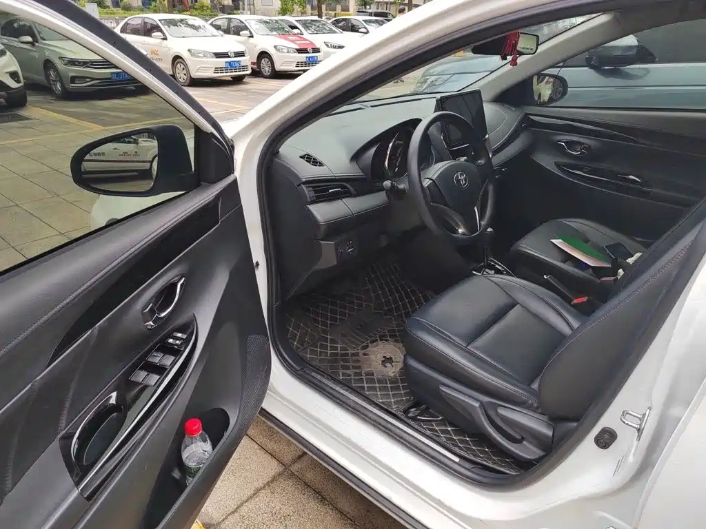 Toyota Yaris L 2020 — фото 12