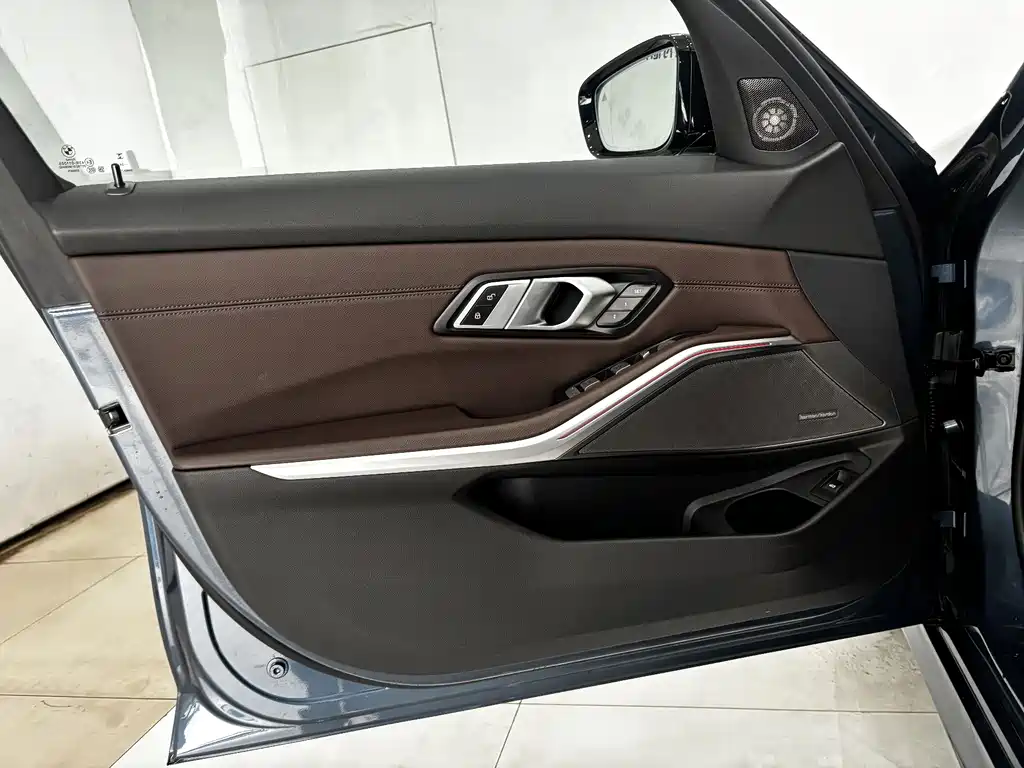 BMW 3 Series 2025 — фото 10