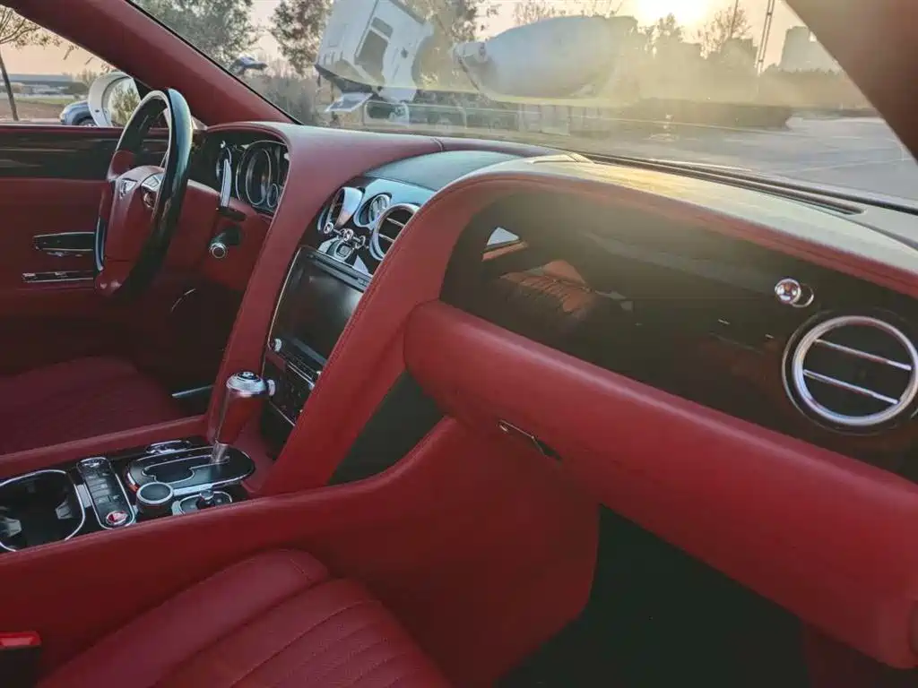 Bentley Flying Spur 2018 — фото 11