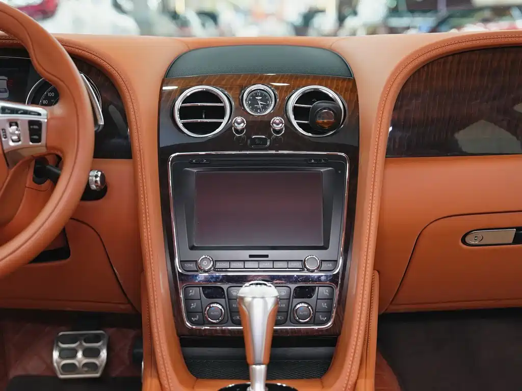 Bentley Flying Spur 2017 — фото 20