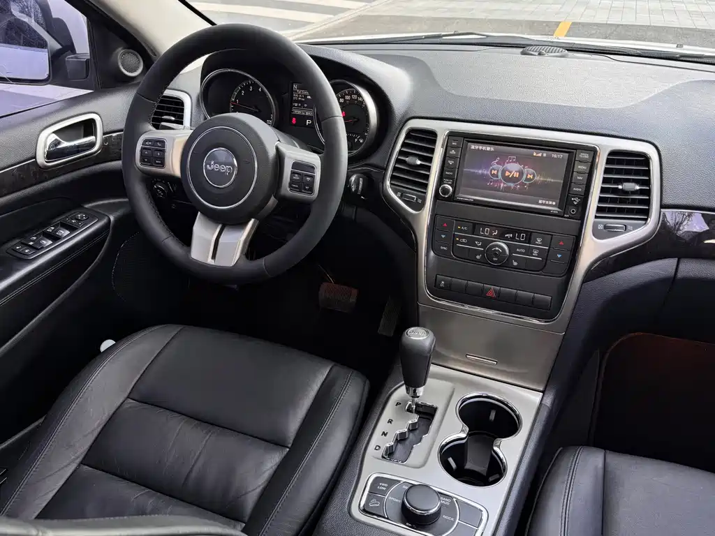 Jeep Grand Cherokee 2012 — фото 10