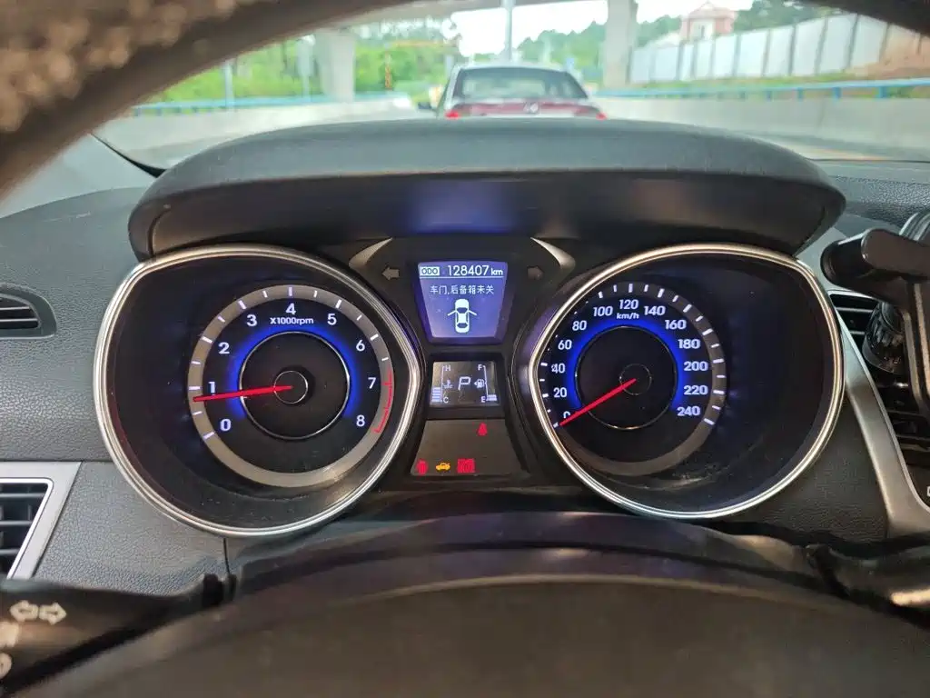 Hyundai Elantra 2016 — фото 8