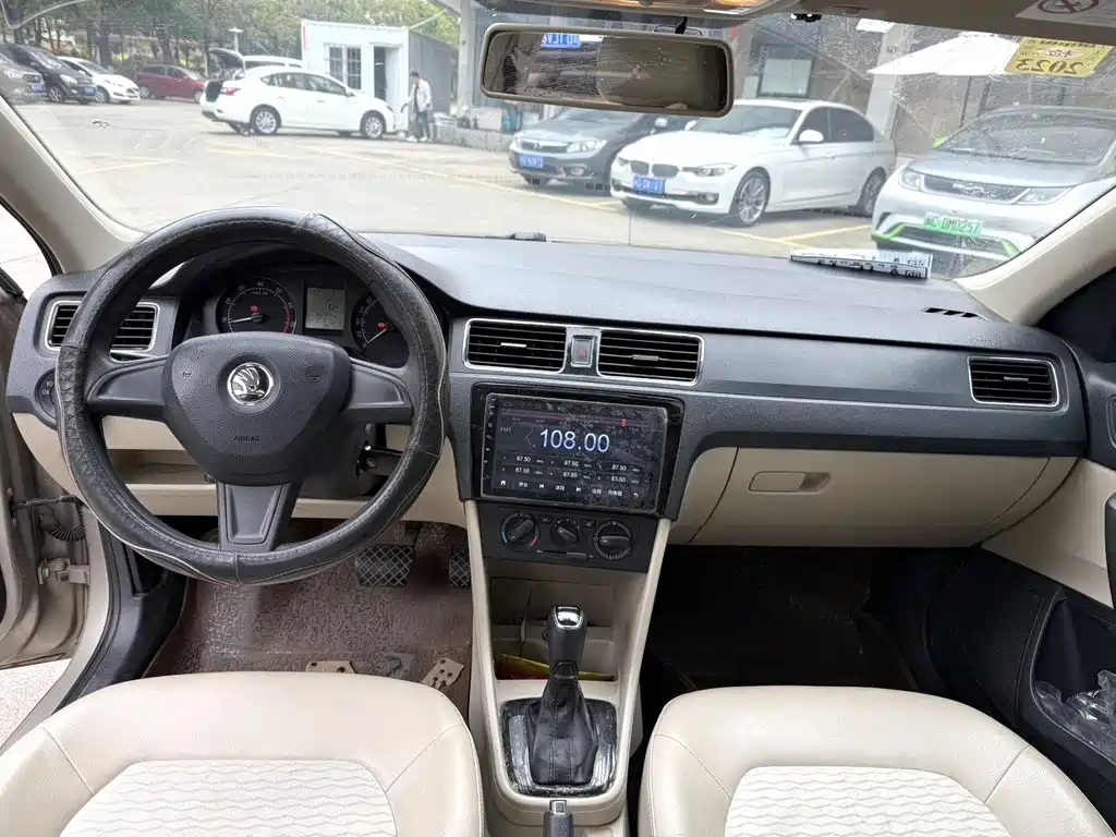 Skoda Rapid 2015 — фото 9