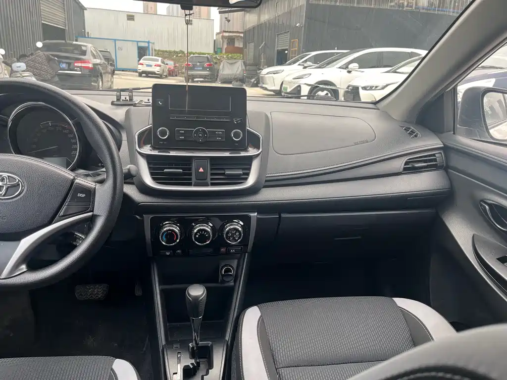 Toyota Yaris L 2023 — фото 8
