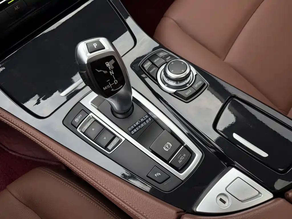 BMW 5 Series 2015 — фото 9