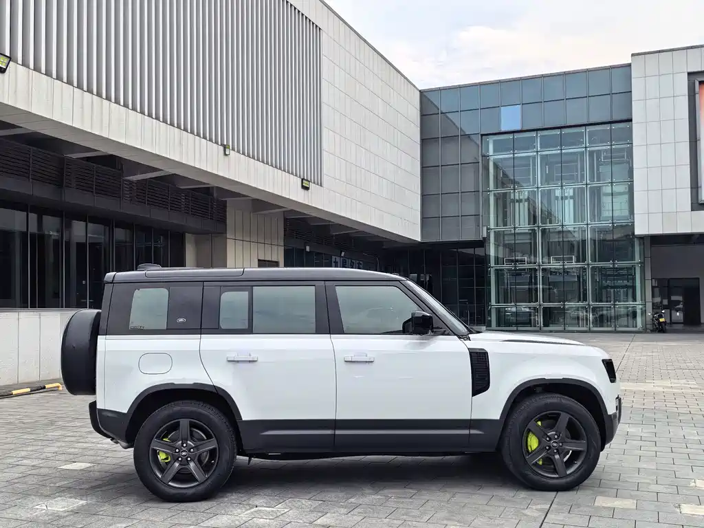 Land Rover Defender 2021 — фото 19