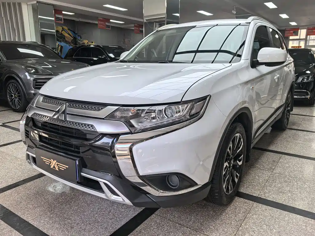 Mitsubishi Outlander 2021 — фото 1